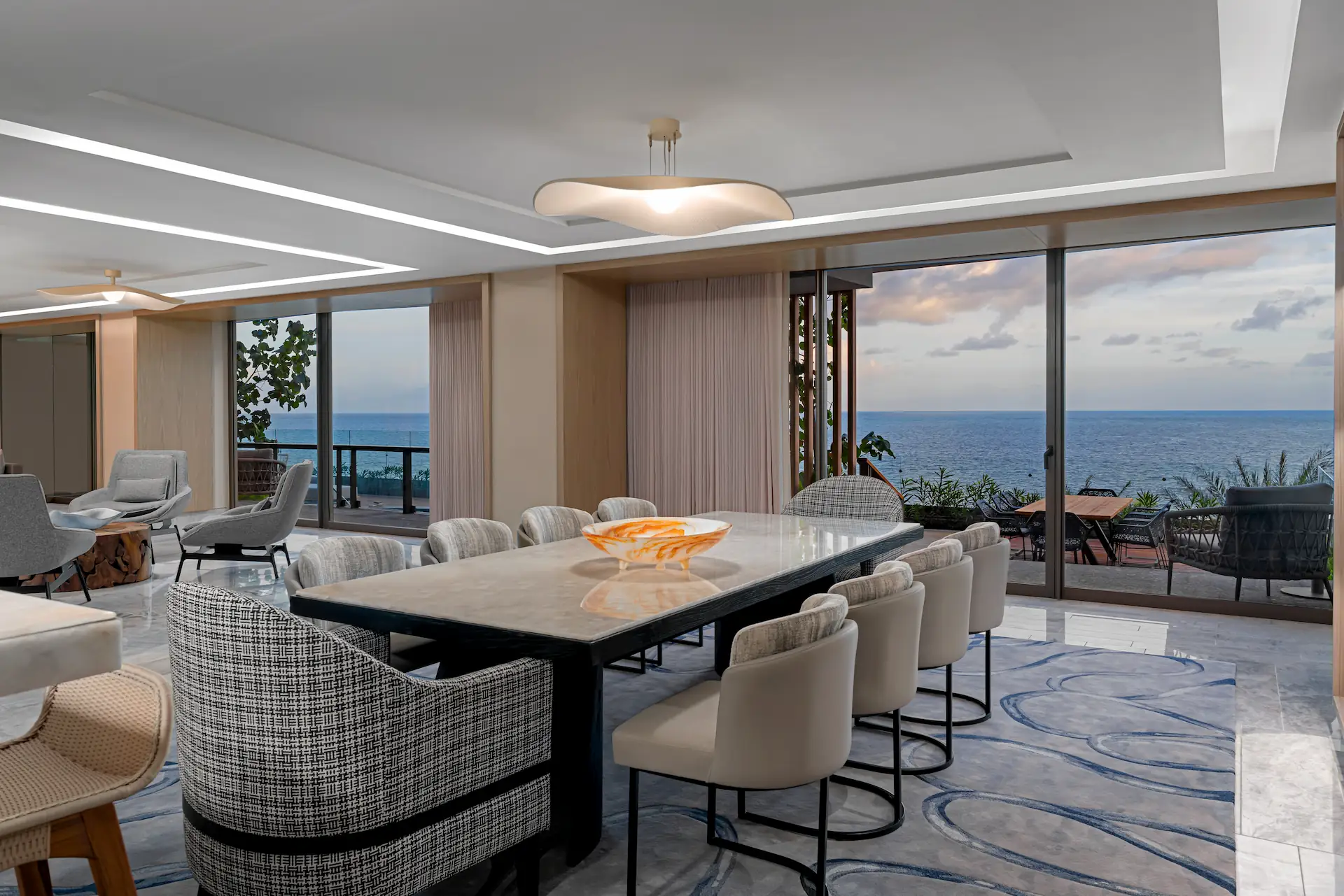 Zona de comedor con un balcón con impresionantes vistas al océano en la OCEANFRONT 2 BEDOMOMING PRESIDENTIAL SUITE, que combina elegancia y comodidad para una experiencia gastronómica de lujo.