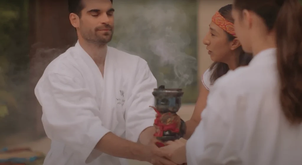 Pareja experimentando el exclusivo 'The Copalli Ritual' en el spa del Waldorf Astoria Cancún, inmersos en una atmósfera relajante.